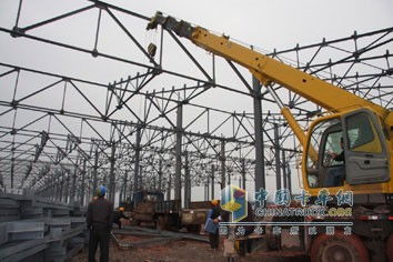 上汽依维柯红岩新基地建设迈入关键阶段，设备安装调试工作全面启动